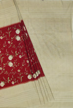 Load image into Gallery viewer, Banaras Crepe Saree with Kashmiri Thread work with Contrast Border,Pallu and Butti Blouse(Red-Off white combination)