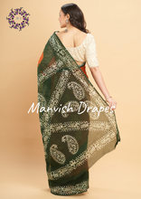 Load image into Gallery viewer, Mul Mul Pure Cotton Saree with Tie N Dye and Batiq Prints (ORANGE-GREEN COMBINATION)
